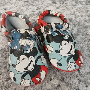 Fresh Picked Toddler boy Mickey Mouse slippers Sz 5